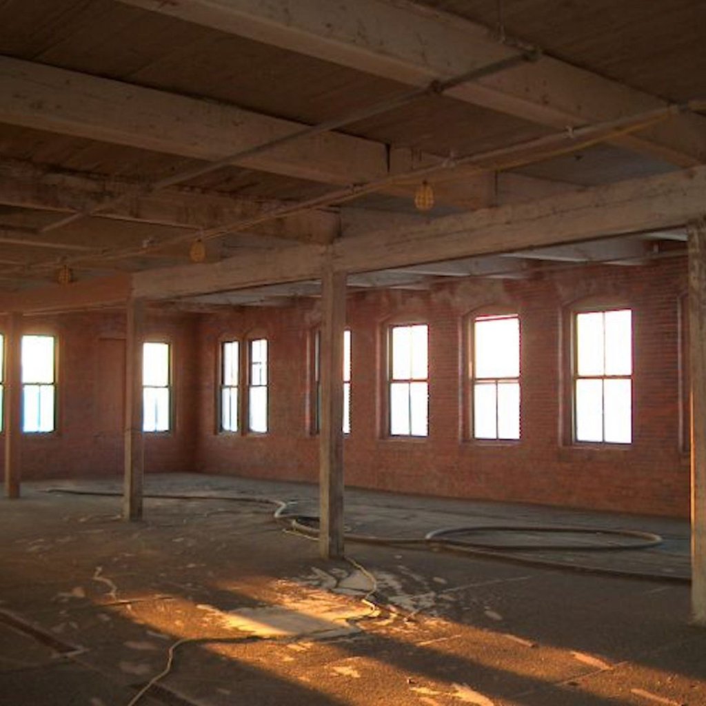 The open floor of the Sloan Machinery Loft building in 2004, before renovation, without any interior walls.